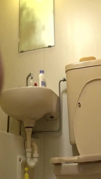 Sweety japan-mädchen szene-3 Dünnes japanisches mädchen mit kleinen titten masturbiert und wird im badezimmer gefickt