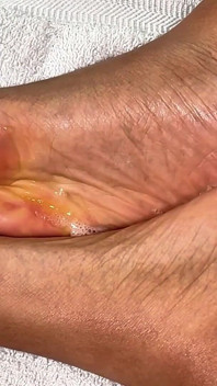 熟女在她的脚上吐口水让你崇拜