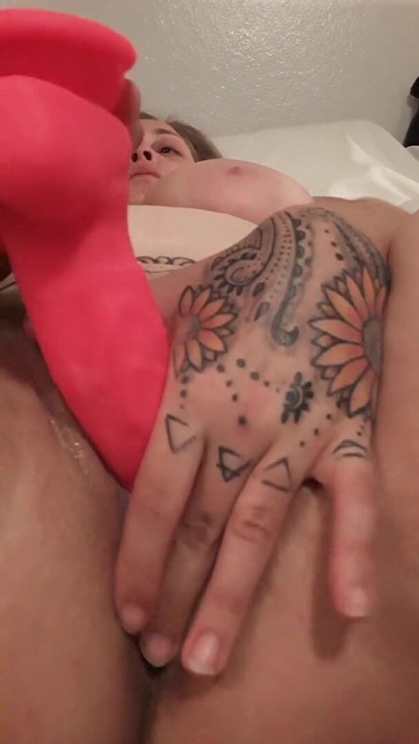 XNastyNinaX: Rakaman dekat bermain dildo dari si blonde comel
