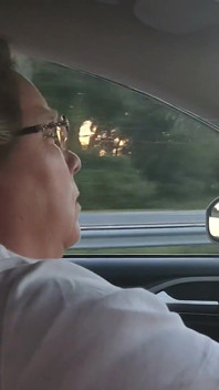 Dawn si eksibisionis rokok di jalan tol