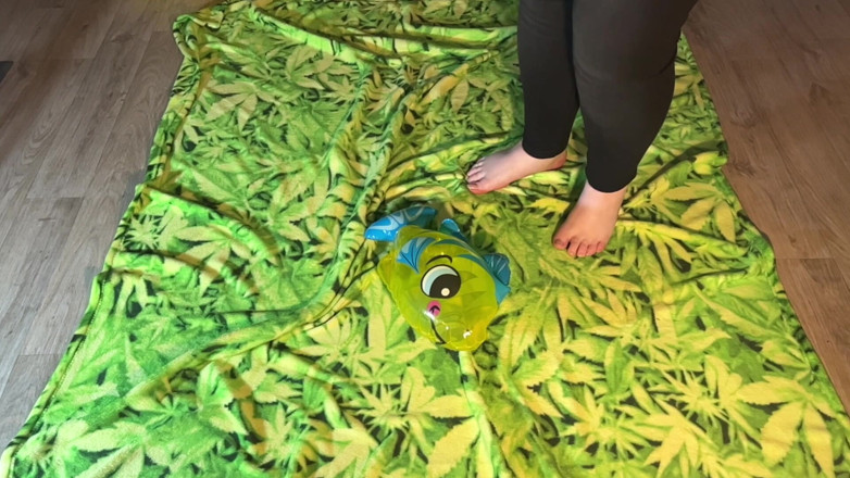 BeachBallsDuo: (cr-9) Bigbootylucy, stomps beach jouets pieds nus 1