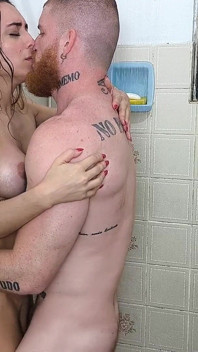 Mi ha scopata in bagno molto bene nel pelo