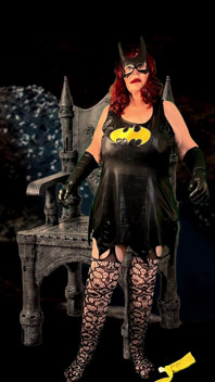 Papai-e-mamãe de Batgirl, pernas abertas, gozada interna para vovó Carmen!