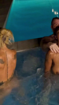 Páry Interracial hot tube orgie w / asijská sexy manželka