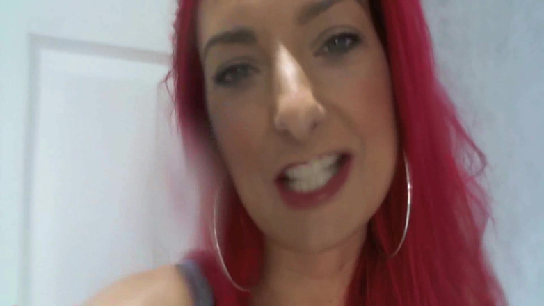 Femdom Austria: La principessa rossa Jana ti sputa in faccia