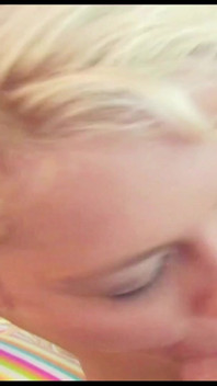 Une MILF blonde à forte poitrine se masturbe puis taille une pipe baveuse pour un facial