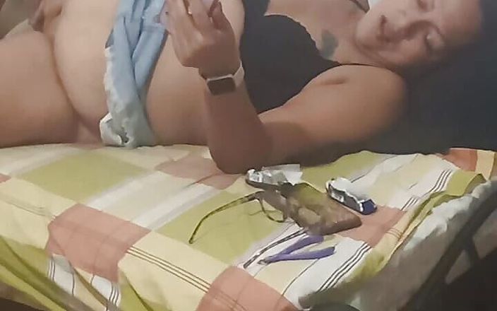 Keityandjhon: 我监视我热辣的继阿姨，最后射在她嘴里，让她充满了牛奶