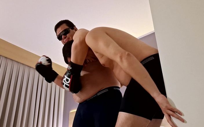 Combat and fetish: Cảnh sát Hitterboxer cho tôi gutpunching