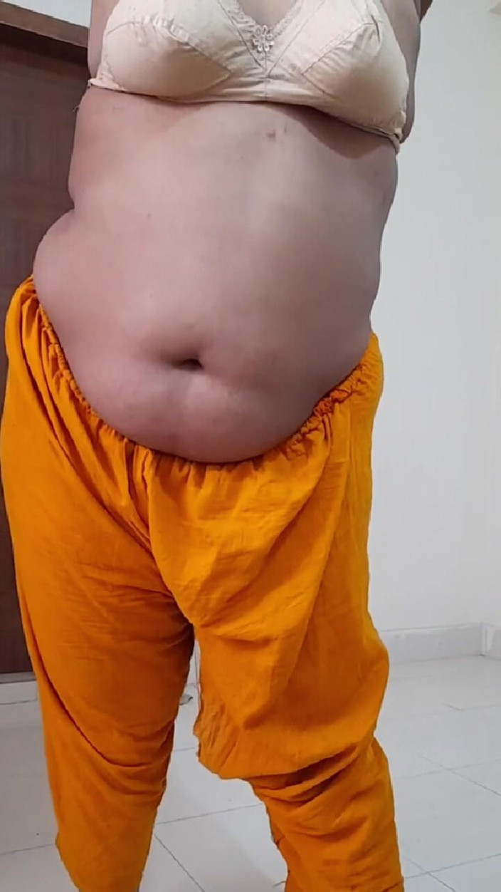 Aria Mia: Ibu tiri India menunjukkan buah dadanya di hotel