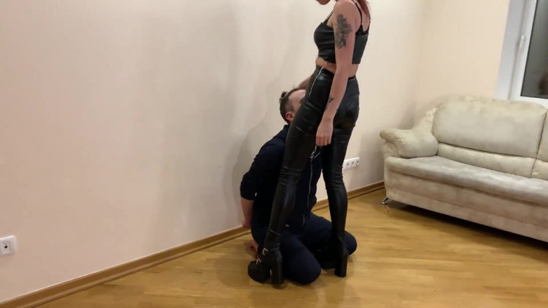 Petite Princesses Femdom: Dominasi kejam Sofi dalam pakaian kulit - ibadah pepek kasar, tamparan...