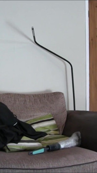Une femme de ménage à la maison nettoie une grosse noire dans un trio coquin de milfy