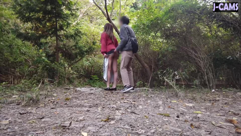 J-Cams: Wanita pejabat yang ceria dengan bibir berkilat dalam rakaman dekat...