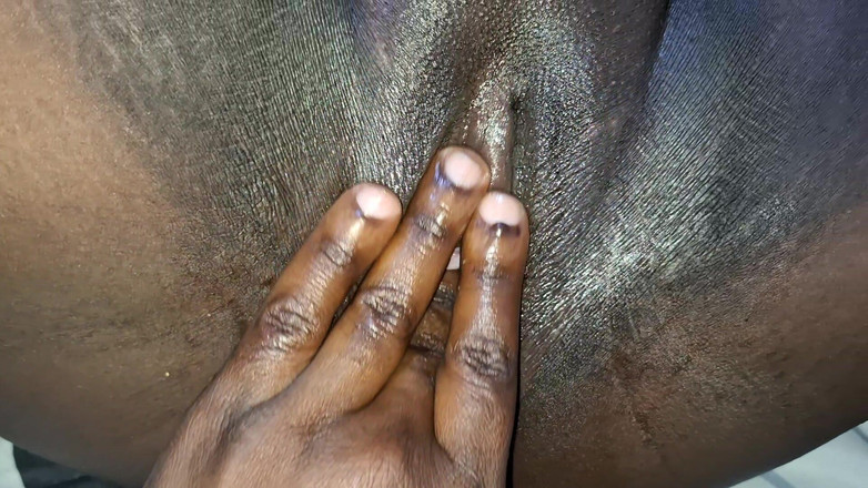 BMCs: Mi dedo está haciendo maravillas en mi coño sucio hasta...