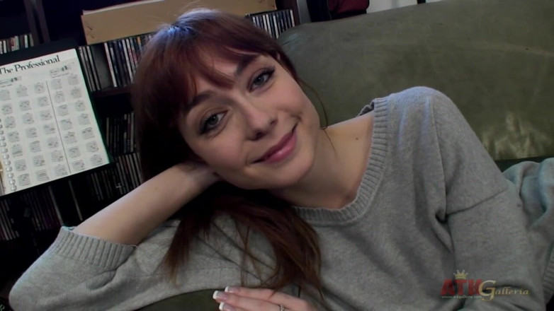 ATKIngdom Fans: Brunetă bombă Zoe Voss la interviu