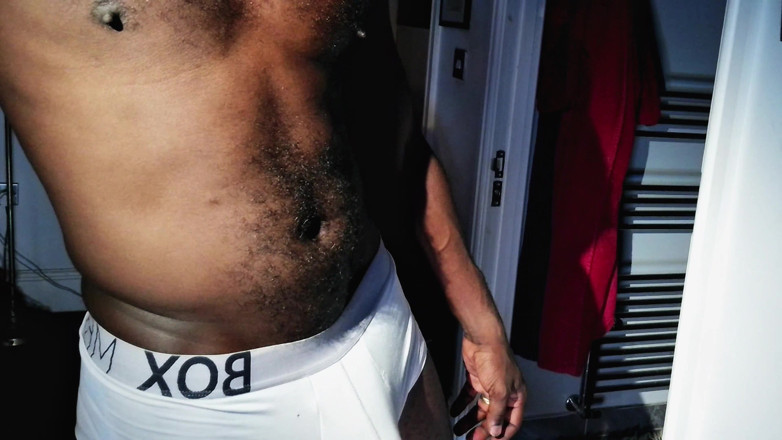 MrMagicDevil: À moins que ces sous-vêtements de boxeurs blancs soient tout à...