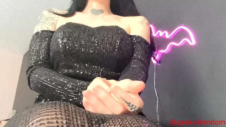 Geeky Femdom: Morticia Addams - humilhação de pênis pequeno