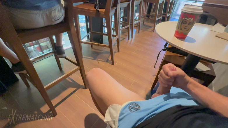 Extremalchiki: Café im öffentlichen café, masturbation und abspritzen