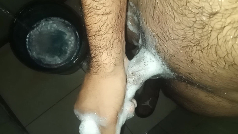 Cute boy jerks off: Muž ve sprše mu olizuje rameno a najednou se cítí...