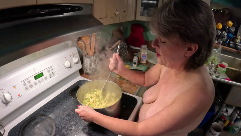 Homesteadmama: Cheryl Cooks Tofu Scramble