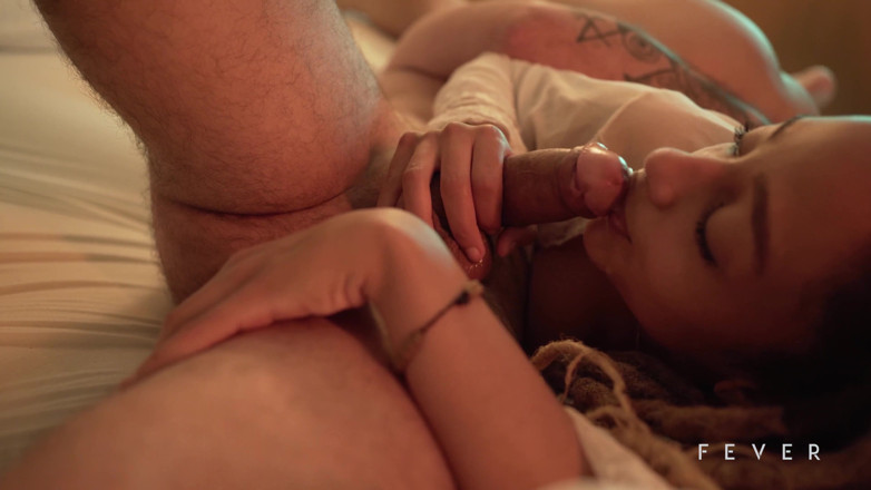 Fever Films: Follada apasionada con hombre mayor y su sugar baby