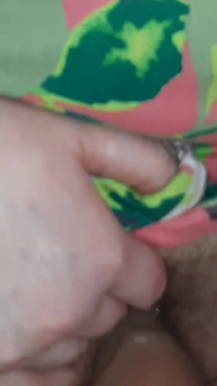 Uma esposa traidora fode o vizinho e o marido dela não suspeita.