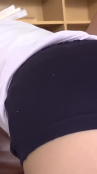 Provocação de uniforme brincalhão. Ela encontra a roupa e a coloca, contato próximo torna um momento curioso ousado. - Parte 3