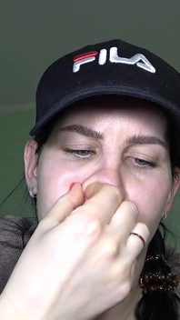 Anna îngheață și își alege nasul într-o șapcă acasă