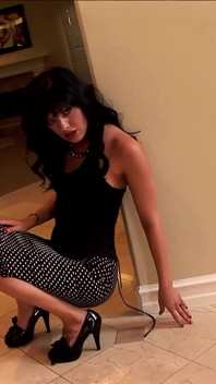 Sexy brunnete houdt van grote zwarte pik in alle gaten