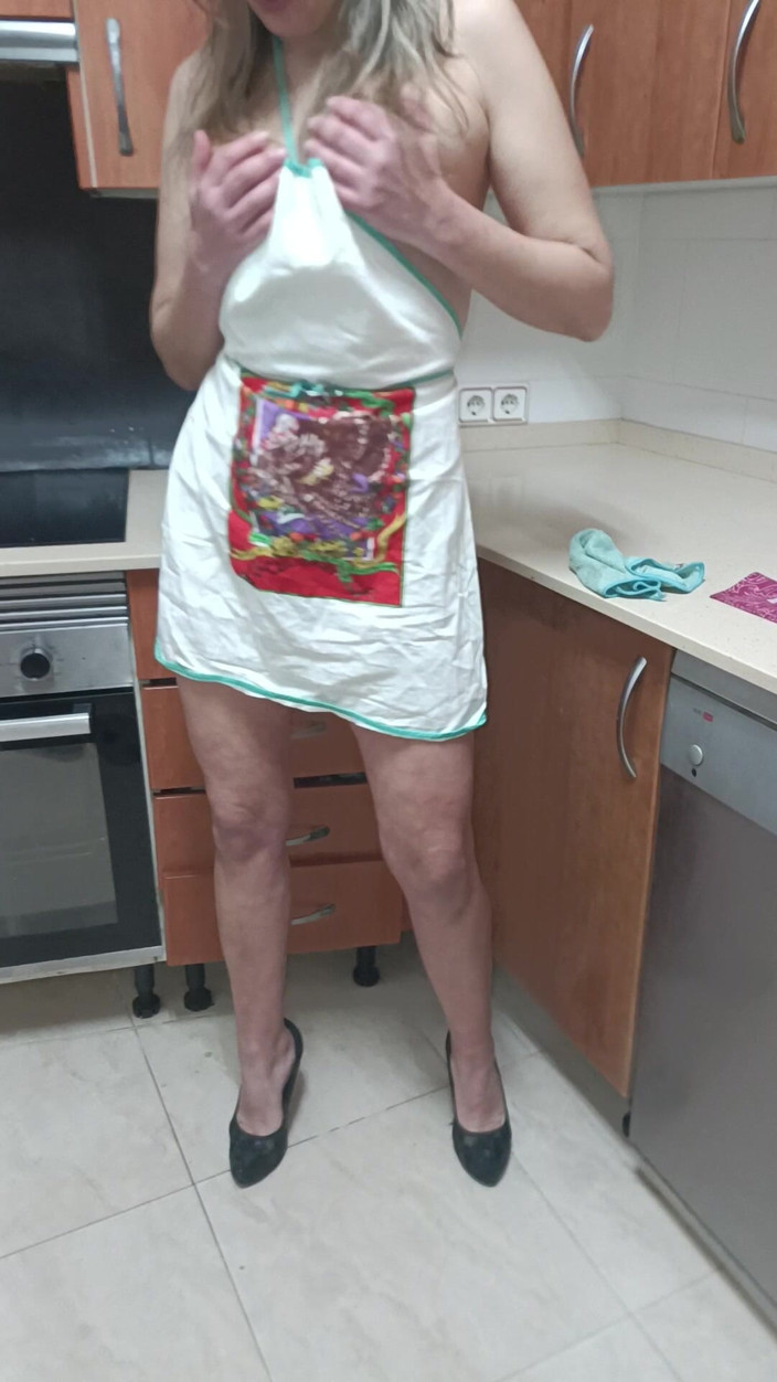Hot couple sw: Мила дружина багато насолоджується на кухні з фартусом