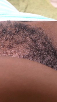 Figa pelosa nera scopata e riempita da un grosso cazzo bianco e un carico appiccicoso di sperma