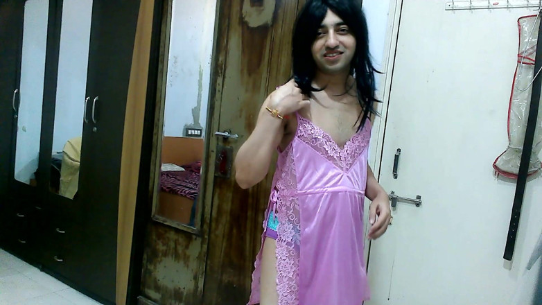 Cute & Nude Crossdresser: Gorąca i słodka maminsynek crossdresser femboy Sweet Lollipop w satynowej...