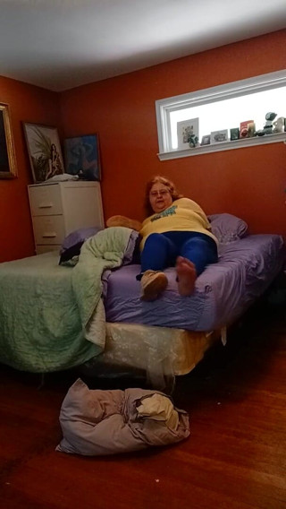 BBW nurse Vicki adventures with friends: Stinkende tennisschuhe Pewwwee