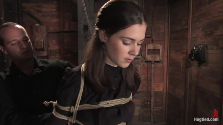 Hogtied by Kink: Isobel Wren face prima ei apariție legată