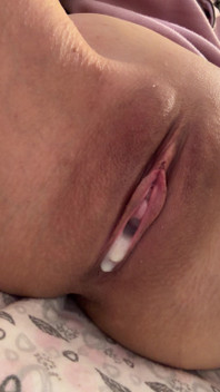 Close-up Shaved Pussy Squeezes Creamy Ovulation Nectar