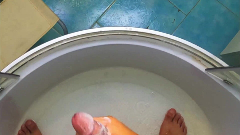 SexMamon: im badezimmer, heißes wasser läuft auf dem körper, ich gehe...