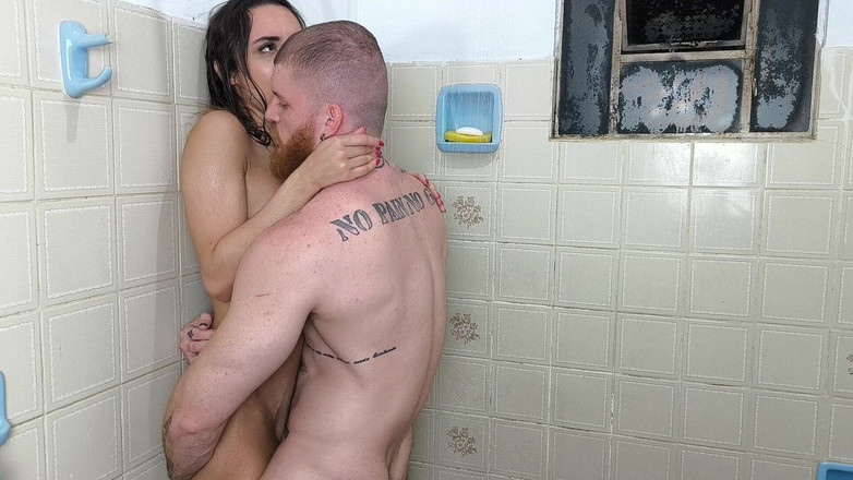 PriscilaBelini: Он очень хорошо трахал меня в ванне с мехом