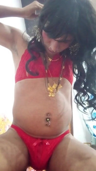 Bonita sexy transgênero trocando de anel de piercing no mamilo