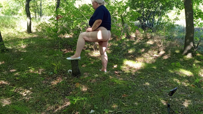Zona901: Stiefmoeder in het park masturbeert haar poesje tot een krachtige...
