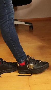 Rote strümpfe, Turnschuhe & baumelndes necken