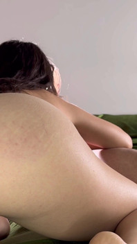 Fată latino strâmtă de 19 ani futută tare și umplută cu spermă