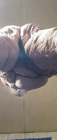 Une belle-mère se fait baiser par son beau-fils dans un bar fumeur fermé