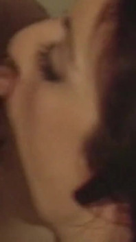 Orta yaşlı seksi kadın üçlü grup anal sikişiyor ve amını parmaklıyor çılgın