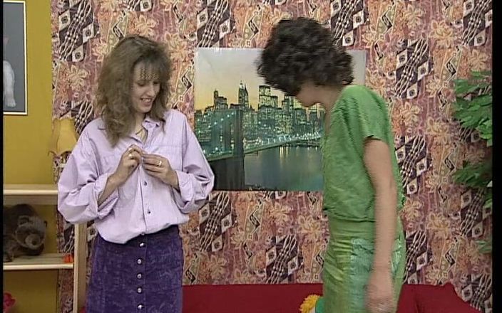 YOUR FIRST PORN: Nevlastní matka je zvrácená děvka a chčije na kbelík
