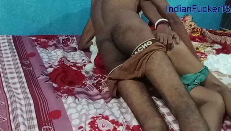 Indianfucker18: Esposa duro foda desi estilo sexy marido