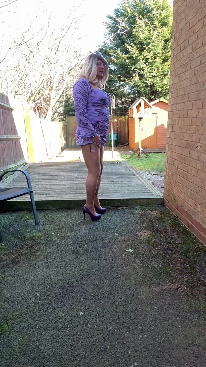 Kellycd2022: Sexy Crossdresser Kellycd2022 en vestido lila, pantimedias y tacones