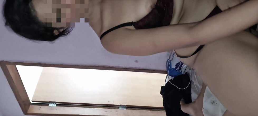Renatinharj: Minha secretária veio trabalhar em lingerie e eu a levei...