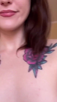 Gadis nakal imut lagi pamer lubang dan pentilnya yang bengkak