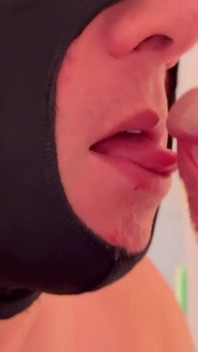 Hetero-typ mit einem xl-schwanz schleicht sich ans gloryhole - Während seine frau im auto wartet