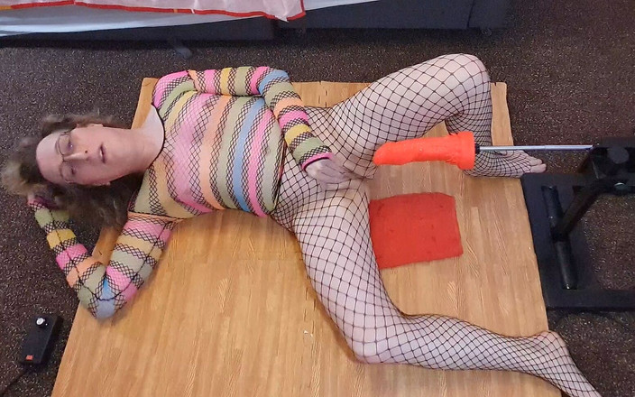 Spike Essex: Ессексська дівчина Ліза отримує анальний оргазм на трах-машині