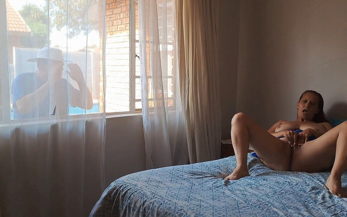 Exotic Tracy: Vreemdgaande Vrouw Betrapt Op Masturberen! Neukt Zwembadjongen Terwijl Man Aan...